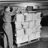 Buntarna bandas med en speciell bandapparat. Pallarna transporteras
sedan med lastbil till järnvägen.