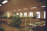 Byggnadsdokumentation av Häradsgatan 1, oktober 1998 - januari 1999. En matsal. Huset var tidigare elevbostad till verkstadsskolan/yrkesskolan på Terrakottagatan. Blev senare kontor.