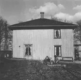 Disponentvillan (senare: Baltvillan) gjordes om till bostäder åt de estländska arbetarna och där bodde som mest 5-6 familjer samtidigt. Här leker barnen i sandlådan som står utanför villan, slutet av 1950-talet. Hösten 1944 flydde 32.000 estländare från kriget i Estland till Sverige. Ett sextiotal personer tog jobb på August Werners textilfabrik i Lindome. 
Kvinnorna arbetade i spinneriet och männen i färgeriet.
Mer information finns i uppsatsen 