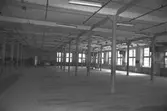 Byggnadsdetaljer: En stor sal med pelare och fönster i August Werners fabriker i Lindome, hösten 1994.