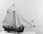 Byggd 1775 i Stralsund efter ritningar av Fredrik Henrik af
Chapman. Modellen utförd 1932 av skulptör E. Elenius.