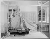 Byggd 1775 i Stralsund efter ritningar av Fredrik Henrik af
Chapman. Modellen utförd 1932 av skulptör E.Elenius.