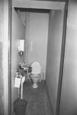 En toalett med handfat i August Werners fabriker i Lindome, hösten 1994.