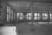 August Werners fabriker i Lindome, hösten 1994. Byggnadsdetaljer: Stor sal med pelare och fönster.