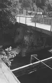 En bro över ett vattendrag vid Kvarnfallet 31, hösten 1994.