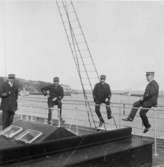 I Sassnitz på färjan år 1912. Postexpeditörerna Arne E. Sjöbergh,
Nils O.V. Landgren, Nils W. Bergman och Oscar A.F. Widner.