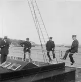 I Sassnitz på färjan år 1912. Postexpeditörerna Arne E. Sjöbergh,
Nils O.V. Landgren, Nils W. Bergman och Oscar A.F. Widner.