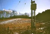 En gammal transformatorstation vid Norra Hällesåkersvägen (numera riven), mars 1994. Relaterade motiv: 2003_0015 - 0016.