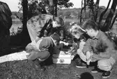Barn på utflykt. Okänd plats och årtal.