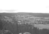 Utsikt över Hällesåker från Börsåsberget, mars 1993.