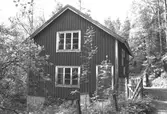 Ett bostadshus vid Djupedala kraftverk, juni 1993. Relaterade motiv: 2003_0306 - 0308.