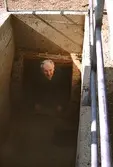 Sven Olof Olsson kommer upp ur underjorden från ingången till det som en gång var syratornet 