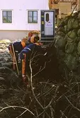 Grävarbete vid Lyktplatsen i Kvarnbyn, april 1993. Byggnaden i bakgrunden är Götaforsliden 4 (Korndal 2). Relaterade motiv: 2003_0360 - 0362.