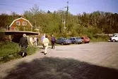 En grusparkering (Stensjön 1:64) vid Boråsbanans järnvägsbro. Samrådsgruppen promenerar i 