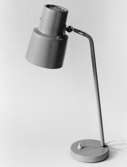 Belysningsarmatur. Bordslampa av metall med ställbar reflektor
(skärm). Vanlig typ med fot, ljusgrå. Art.nr 1370.10