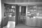 Mölndals stadshus, juni 1994. Inbyggda bokhyllor i ett rum.
