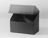 Kortlåda av papp, med uppfällbart lock. Locket uppfällt.