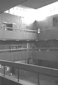 Stadshushallen med utsikt över alla våningar och gångar i Mölndals stadshus, juni 1994.