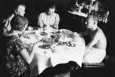Frukost på Stretered hos familjen Krantz, 1930-tal. Sittande från vänster: Rosa Krantz (gift Pettersson), mormor Nora Krantz, ?, Rosas kusin Arnulf Thorvaldsen från Norge.
 Rosa är mor till givaren.