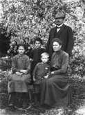 Herr Scotte med familj, år 1921. Scotte var Stretered skolhems trädgårdsmästare. Barnen från vänster är Gunborg, Ingegerd och Helmer.