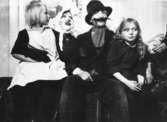 Fest för barnen där pojkarna är utklädda, Stretered år 1923. Från vänster: Gertrud och Bertil Pamp samt Östen och Rosa Krantz (gift Pettersson, mor till givaren). Relaterat motiv: 2003_0795.