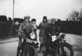 Ungdomar som åker motorcykel, 1930-tal.
Syskonen Östen och Rosa Krantz (gift Pettersson) till vänster. Syskonen Dagny och Kurt Belfrage till höger.
Östen och Kurt var goda vänner och ägare till motorcyklarna.