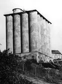 Kamouflagemålad silo - ett kännetecken uppe på Kvarnbygatan i Mölndal.
SOAB-Svenska Oljeslageri AB, år 1943-1946.