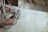 Tillverkning av båtskrov med sprutning av plast och glasfiber som blandas i strålen. Lamellplast, våren/sommaren 1960.