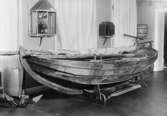 Isbåten Simpan, använd på linjen Grisslehamn-Åland på 1800-talet, i
rum N, på 2 trappor. (rummet beläget åt Lilla Nygatan och utmed
Kåkbrinken. Fönster åt Kåkbrinken och t.h. dörr till rum O).