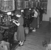 Anställda som arbetar i Viktor Samuelsons fabrik 