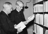 Filatelistiska biblioteket i Postmuseum 1944. Från vänster:
direktör N. Strandell och aktuarie P. Heurgren.