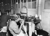 Kvinnor som arbetar vid maskiner i Viktor Samuelsons fabrik 