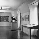 Historiska samlingarna i rum 6, utländska avdelningen på 2 tr.(med
fönster utmed gården och Munkbro-gatan). Fönster åt Munkbrogatan.