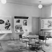 Trapphallen på 1 tr. Dörr till förrådsrum.