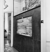 Historiska samlingarna på 2 tr. Rum nr 2 med monter nr. 1 och över
den en målning av Eigil Schwab. Till höger dörr till rum 3.