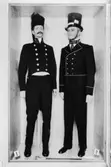 T.v. paraduniform för postmästare, förra hälften av 1800-talet.
T.h. uniform för båtsman på postångfartyget Constitutionen,
1830-talet.