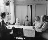 Fru Öding har besök av tidningen PS redaktör byråsekreterare Egon
Jonsson (t.v.). Till höger hennes far samt barnen Jan-Ola och Gunilla.