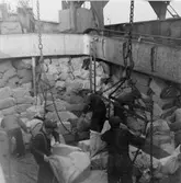 Hallandsbolagets ångare Gladan avgår med 55 ton, eller ungefär 8000
gåvopaket, från Trelleborg till Lübeck. Maximivikten var efter 16.8
10 kg.