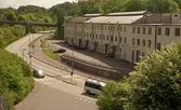 Vy från gångbron över järnvägen utmed Kvarnbygatan, på f.d strumpfabriken 