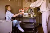 En boende serveras frukost på Stretereds vårdhem för handikappade, 1980-talet.