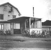 Vändslingan i Mölndals bro, 1940-talet. Parkerade cyklar står uppställda vid busskuren.