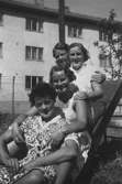 Föreståndare Gunnel Kullenberg, bitr. föreståndare Margit Emilsson (gift Wannerberg -52), förskollärarna Ingrid Andelius (gift Svedenbrandt) och Pierrette Petèr (gift Göhluer) och barnskötaren Ruth Carlsson (gift Karlsson) sittande i en rutschkana. Krokslätts daghem, Dalhemsgatan 7 i Krokslätt, 1948 - 1951.

