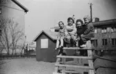 Fyra barn på Krokslätts daghem, Dalhemsgatan 7 i Krokslätt 1949.