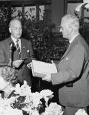 Kontrollör Lars Bäck avtackar postsparbankschefen Holmström, från
Posttjänstemännens Förening.