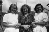 Två okända kvinnor står på var sin sida om praktikanten Margit Emilsson (gift Wannerberg -52)  vid Krokslätts daghem. 
Under Margits praktik som biträde 1945-10-01 - 1946-08-01.