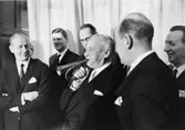 Byrådirektör Nils W. Johnsson provblåser ett gammalt posthorn, gåva
till generaldirektör Swartling. Glada åhörare är fr.v.
postbankschefen Sven Lönnqvist, byråchef Stig Salomonsson,
överintendent Stig Granström, avdelningsdirektör Bertil Lindskog och
byråchef Elof Lövgren.
