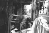 Aarno Aspbäck i arbete, 1980-tal.
Bilden ingår i serie från produktion och interiör på pappersindustrin Papyrus.