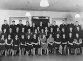 Stående översta raden fr v: C O Lindqvist, P H Thegerström, E
Rosén, S O Jeppson, K O R Svenson, H I R Holmgren, L A V Larsson, E D
Nyström, E J V Boman, C G Thörning, K A Svahn. Stående mellersta
raden fr v: E B Bergman, J A Birath, B Ö H Hyltner, B O Hesselblom,
Karin Carlsson, Majken Ryberg, Ulla Sandberg, Ingrid Wadell, Märta
Bystedt, Ulla Linder, Ebba von Krusenstierna, Ebba Wewertz, B K E
Bengtsson, K F E Larsson. Sittande fr v: Brita Ljungberg, Margareta
Molander, Lisa Liljedahl, Kerstin Erlandsson, Kerstin Djurberg,
Gunhild Elofsson, Eva Rhodiner, Gunvor Forssberg, Inga Olsen, Inga
Aronsson, Margareta Heintz, Maj-Britt Pergardt.