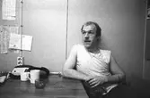 Jan Callesen tar kaffepaus, pappersfabriken 1980-tal.
Bilden ingår i serie från produktion och interiör på pappersindustrin Papyrus.