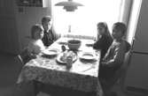 Fyra barn som sitter runt middagsbordet, 1980-tal.